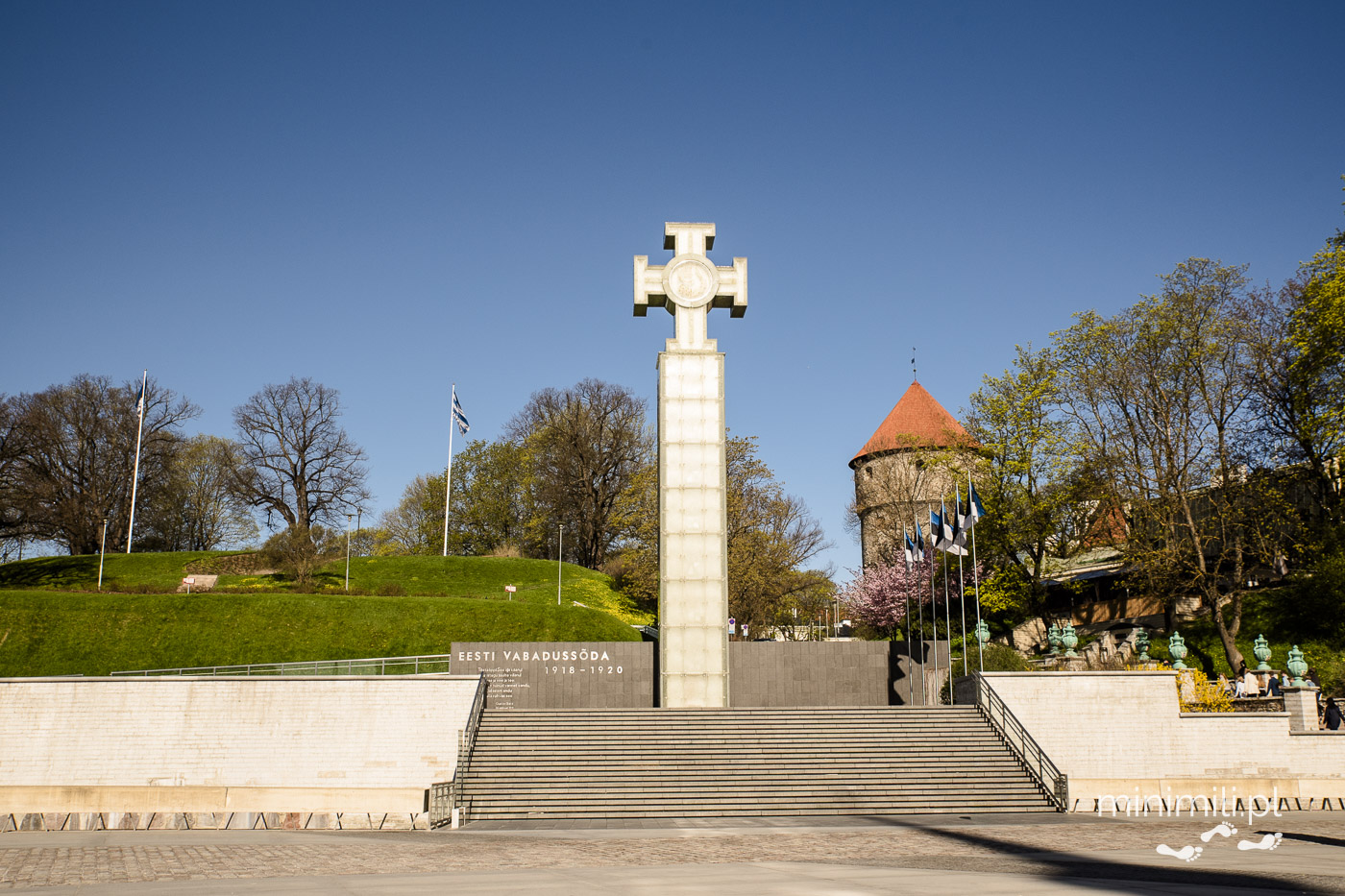 Plac Wolności z Krzyżem Wolności w Tallinnie, symbol niepodległości Estonii.