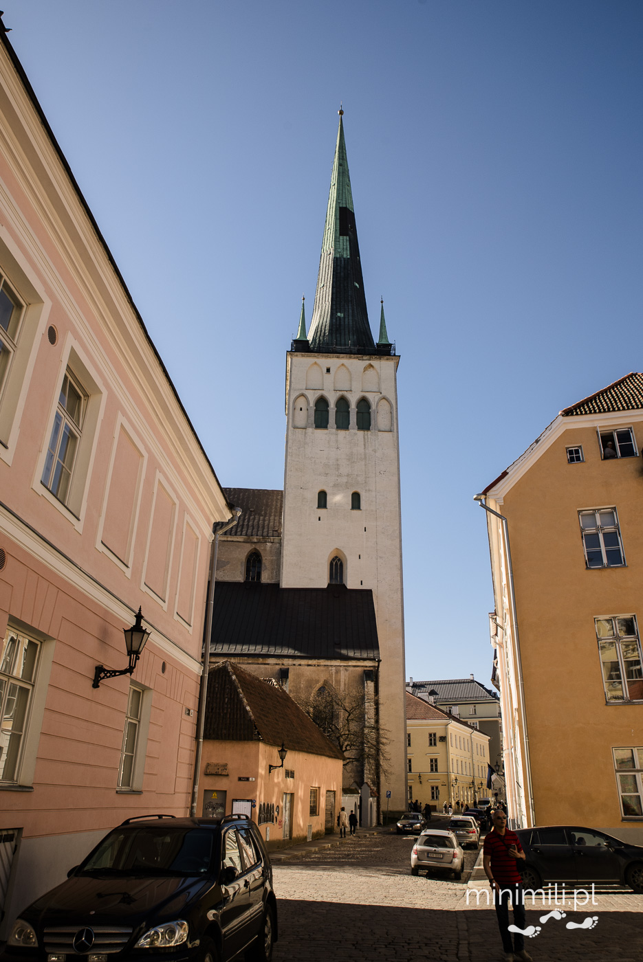 Wieża kościoła św. Olafa w Tallinnie widziana z jednej z ulic Starego Miasta.