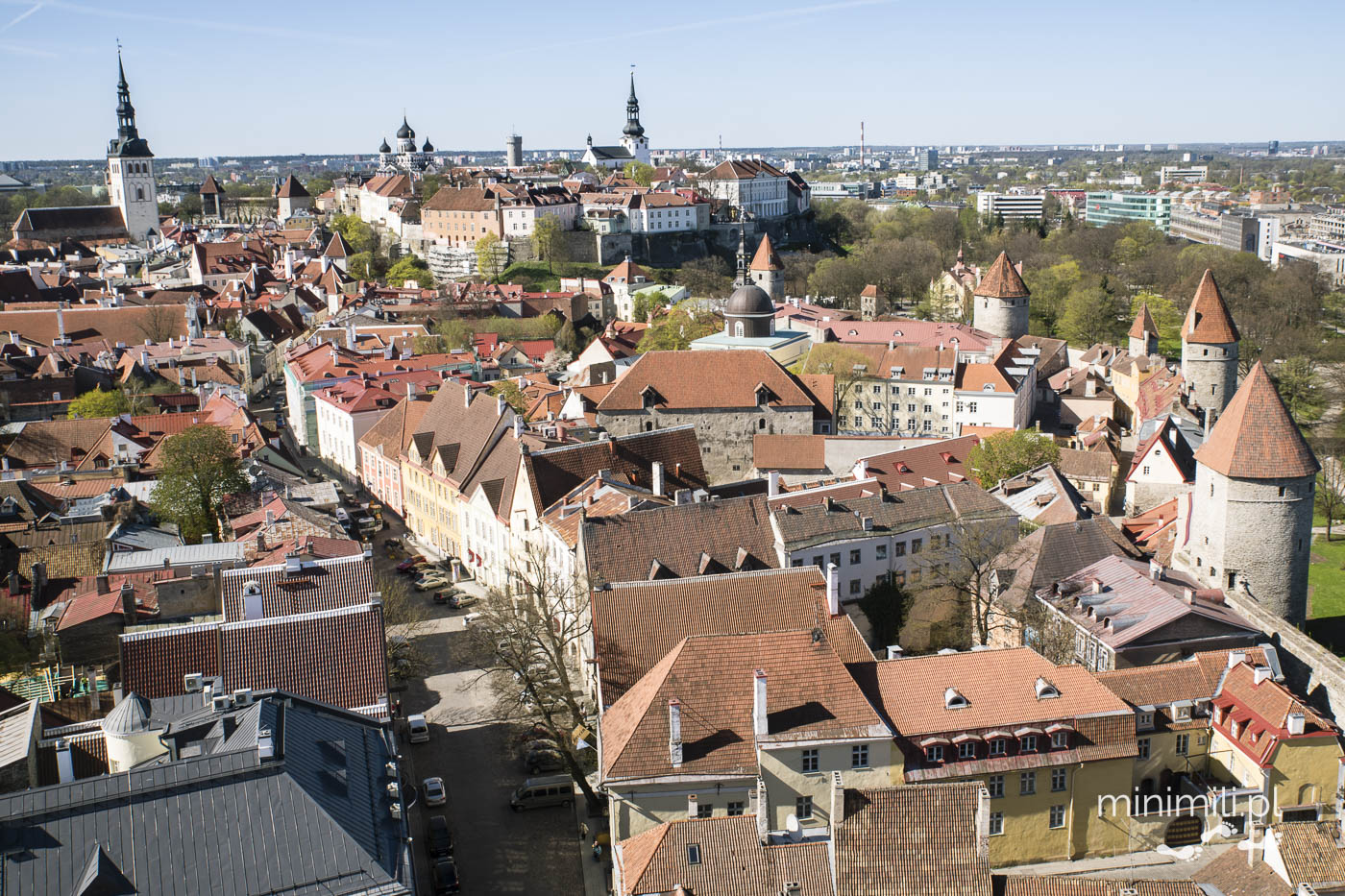 Panorama Tallinna z wieży kościoła św. Olafa, z widocznym Starym Miastem i basztami.
