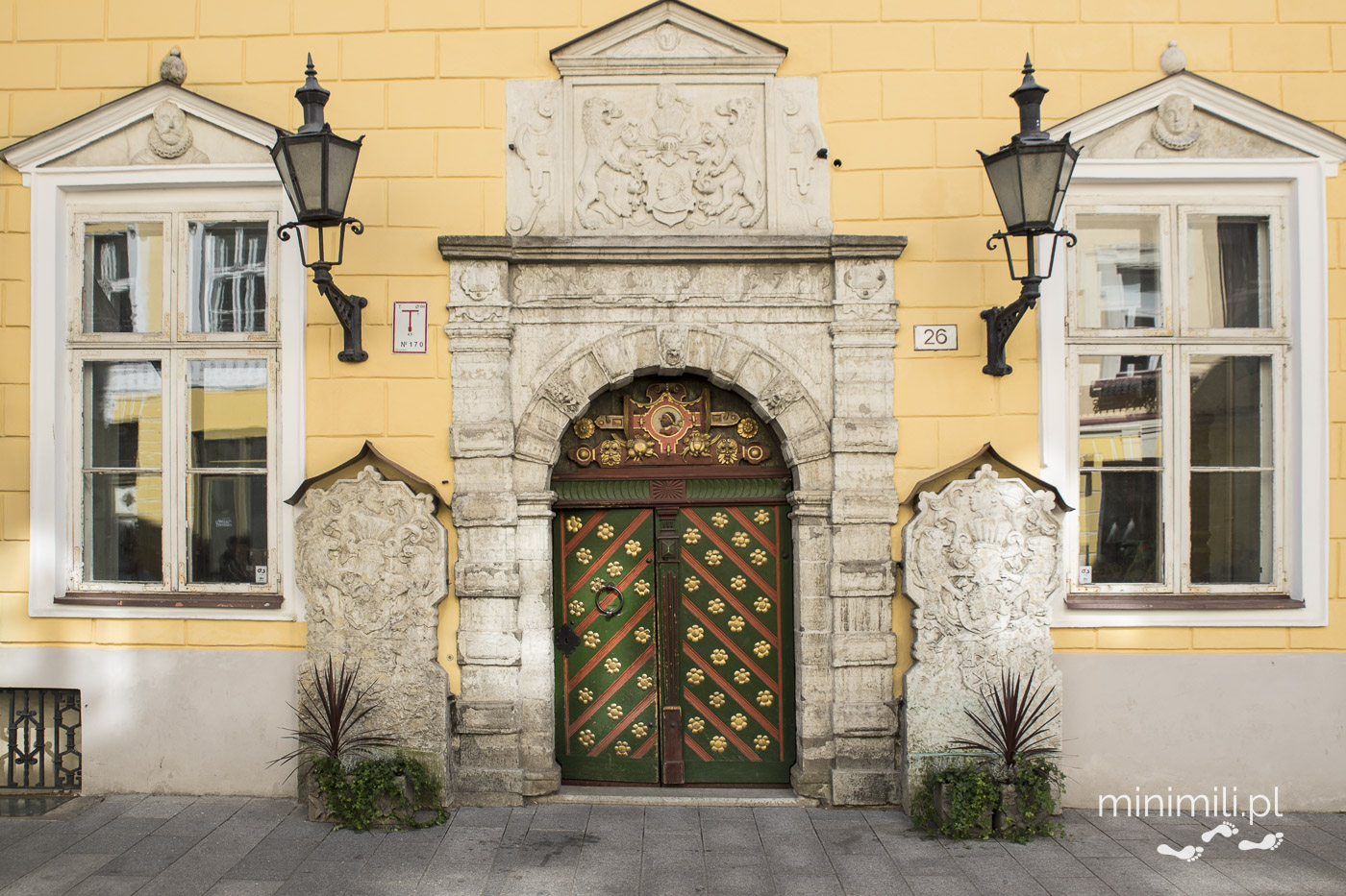 Bogato zdobione wejście do Domu Bractwa Czarnogłowych w Tallinnie.