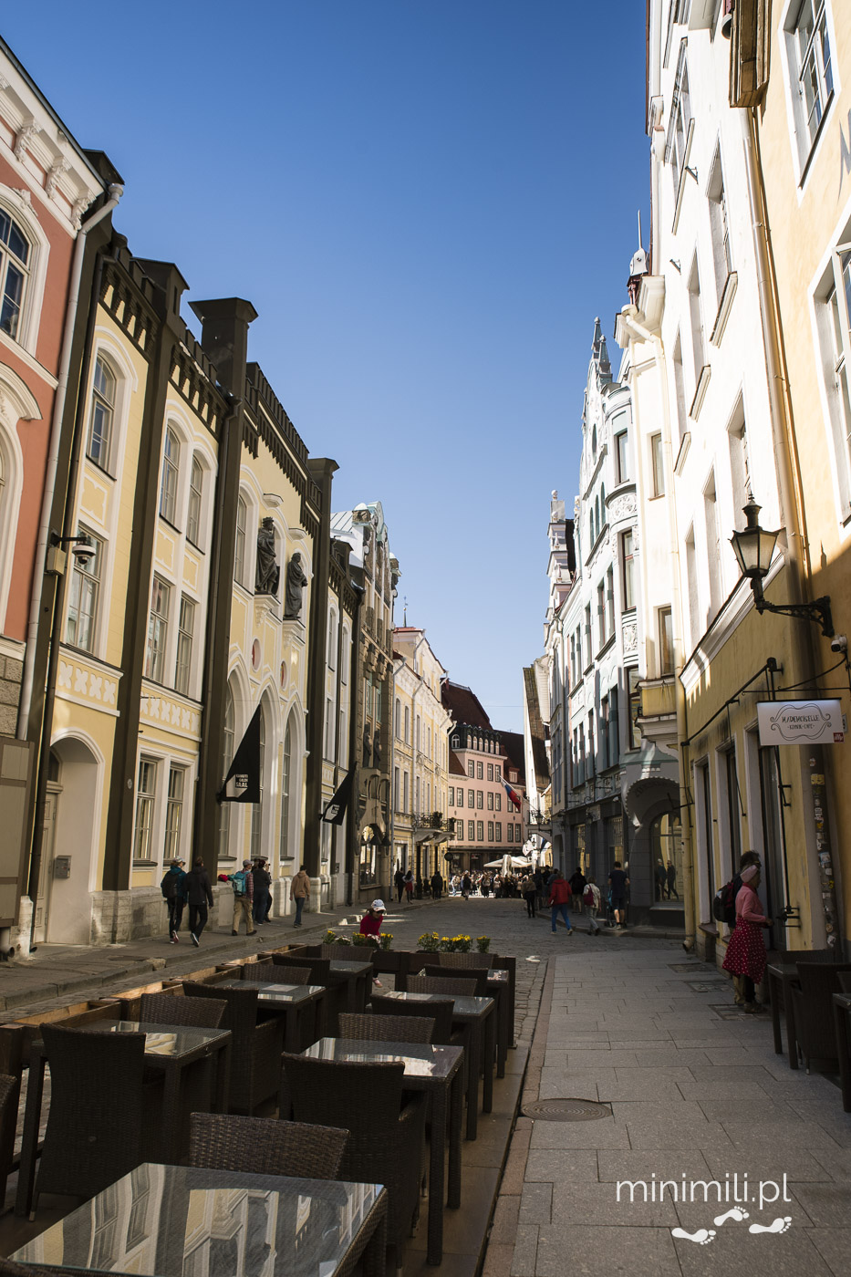 Ulica pełna kawiarni i restauracji w Starym Mieście Tallinna.