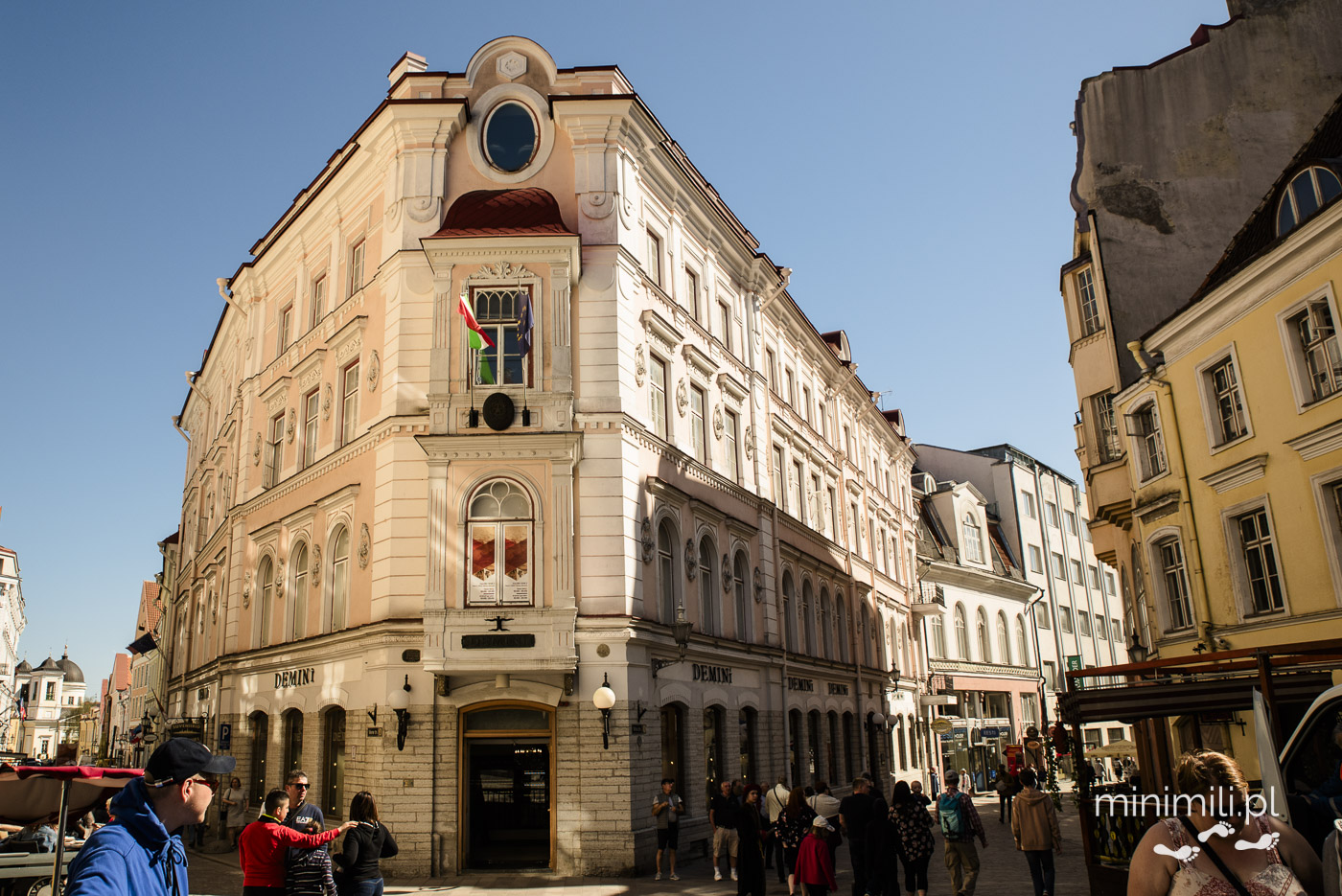 Ozdobna kamienica na Starym Mieście w Tallinnie w pełnym słońcu.
