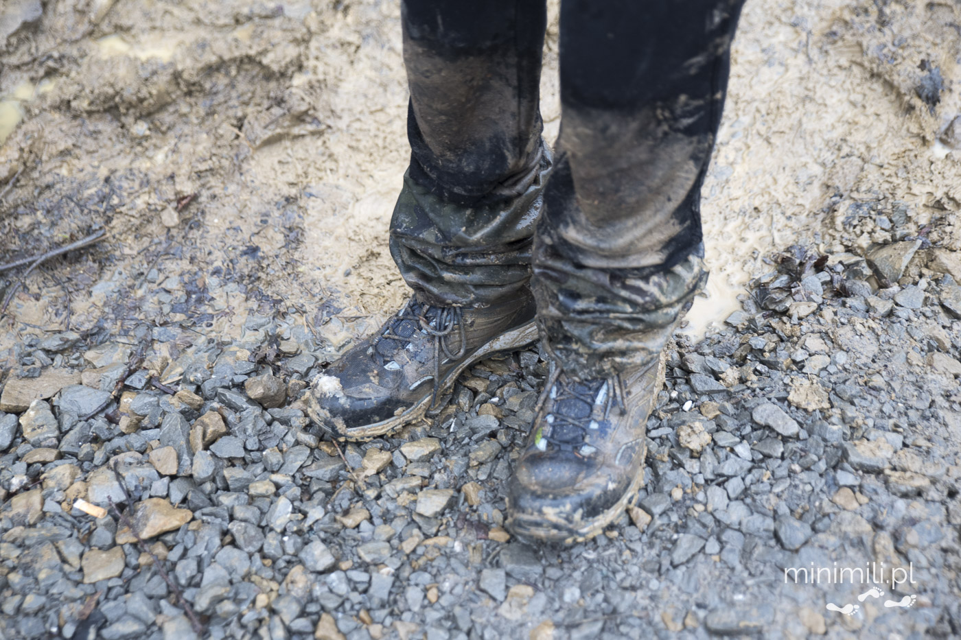 Buty turysty ubłocone po wędrówce zimowym szlakiem