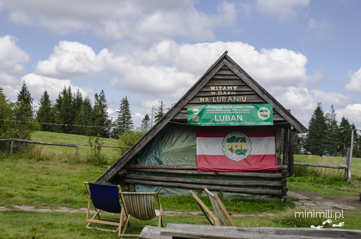 Baza namiotowa PTTK Lubań w Gorcach z widokiem na góry