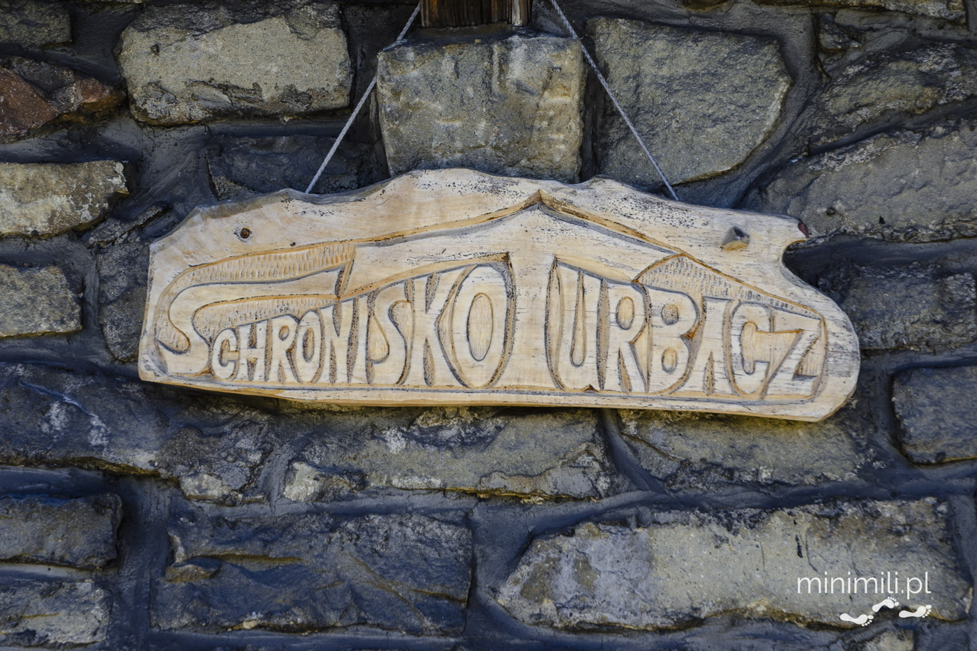 Drewniany szyld „Schronisko Turbacz” przy wejściu