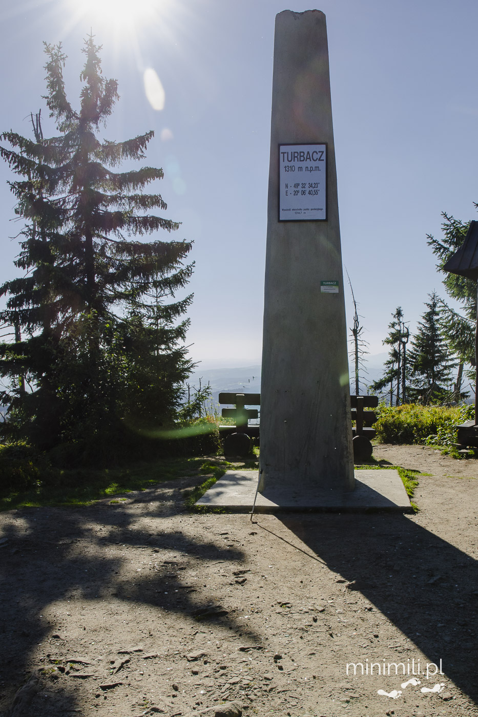 Słup z tablicą wysokości 1310 m n.p.m. na szczycie Turbacza
