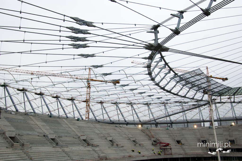 Montaż dachu nad trybunami Stadionu Narodowego w Warszawie