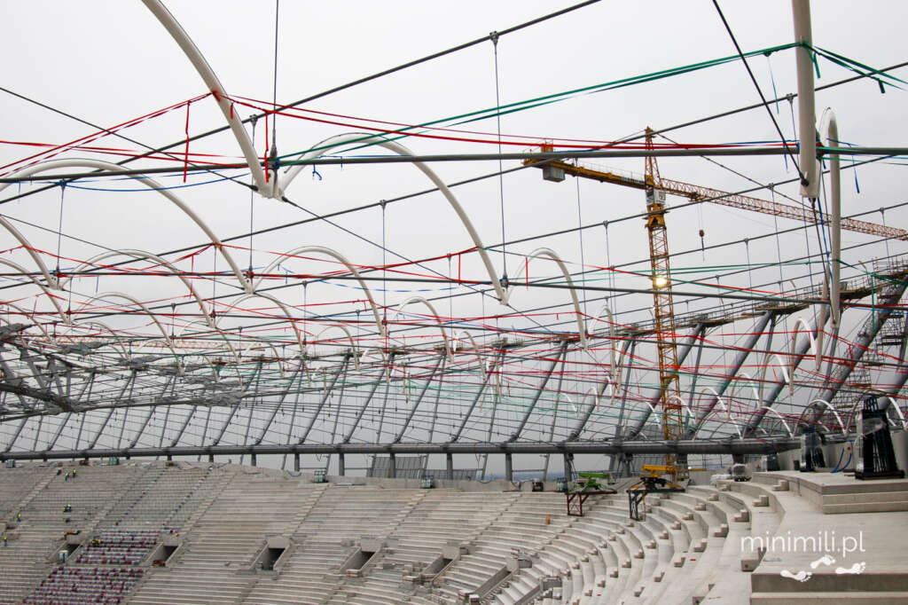Konstrukcja stalowa i liny dachu Stadionu Narodowego w Warszawie