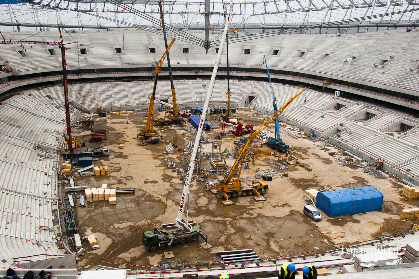Budowa Stadionu Narodowego w Warszawie – widok na arenę i dźwigi z góry