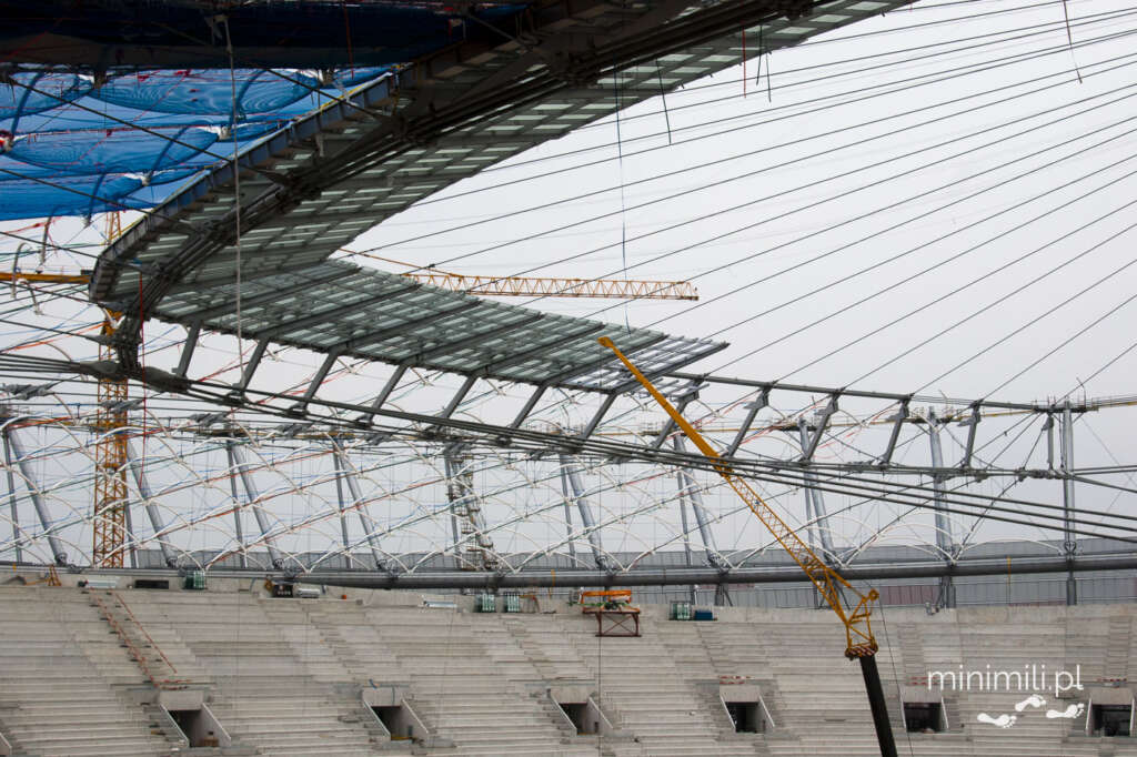 Montaż konstrukcji dachu nad trybunami Stadionu Narodowego