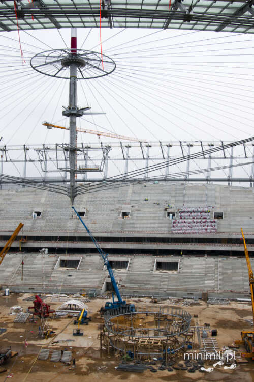 Budowa centralnego masztu i konstrukcji dachu Stadionu Narodowego