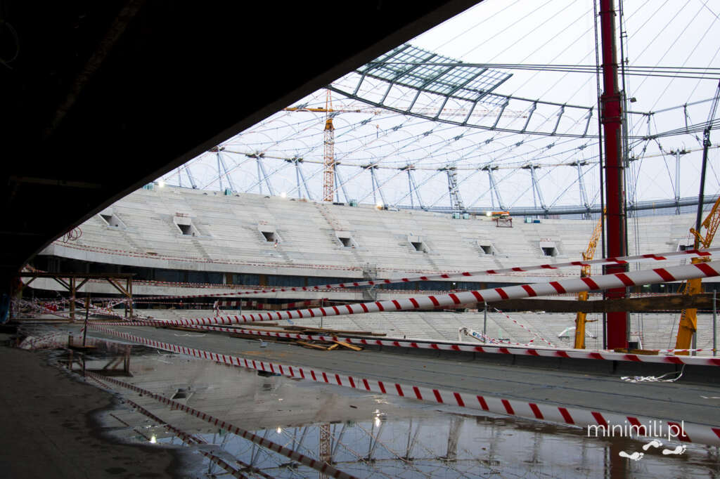 Stalowe liny i konstrukcja centralna dachu Stadionu Narodowego