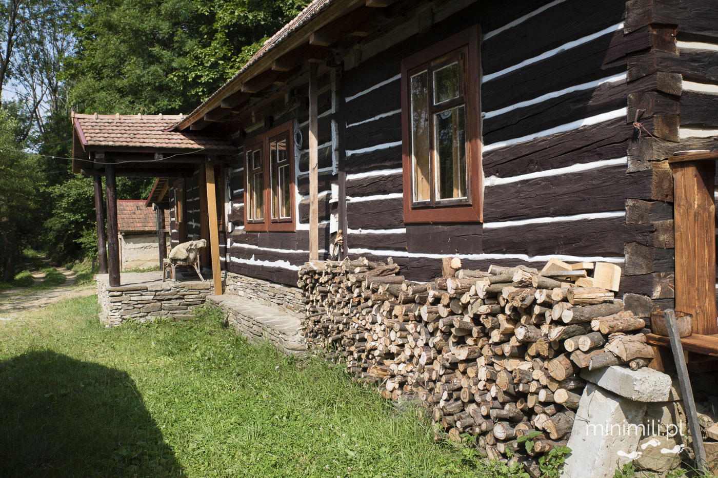 Drewniana chata w Beskidzie Niskim z ułożonym drewnem przy ścianie
