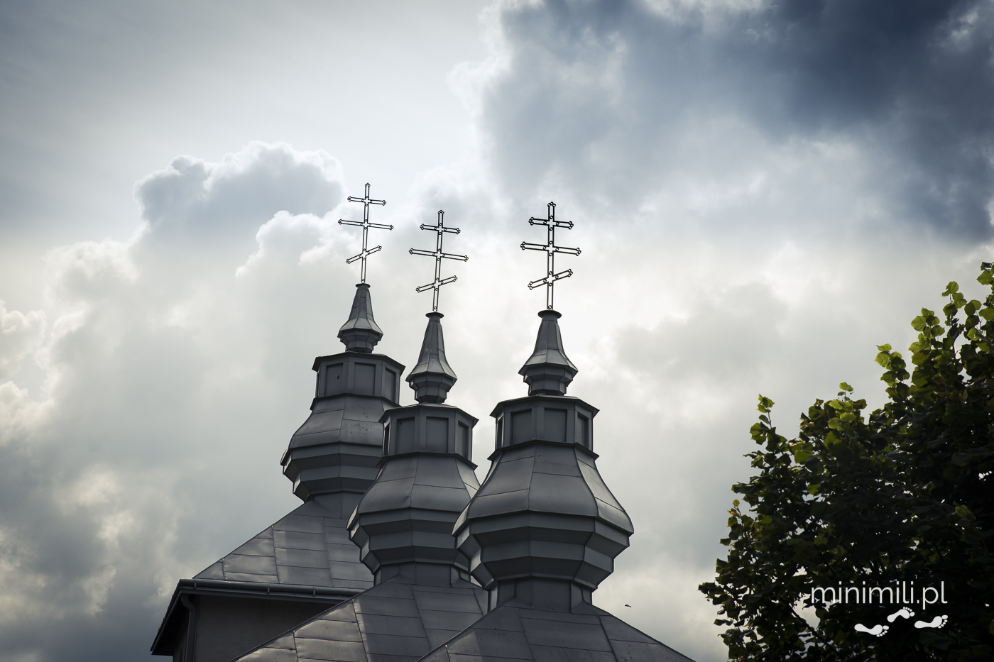 Kopuły i krzyże na dachu cerkwi w Beskidzie Niskim
