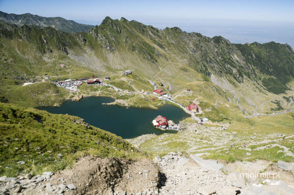 Lacul Balea w Rumunii – górskie jezioro przy Trasie Transfogaraskiej z widokiem na schroniska