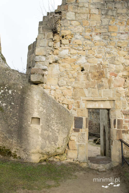 Fragment murów zamku Kamieniec w Odrzykoniu