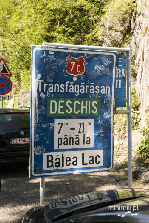 Znak informujący o otwarciu Trasy Transfogaraskiej w Rumunii do jeziora Balea Lac