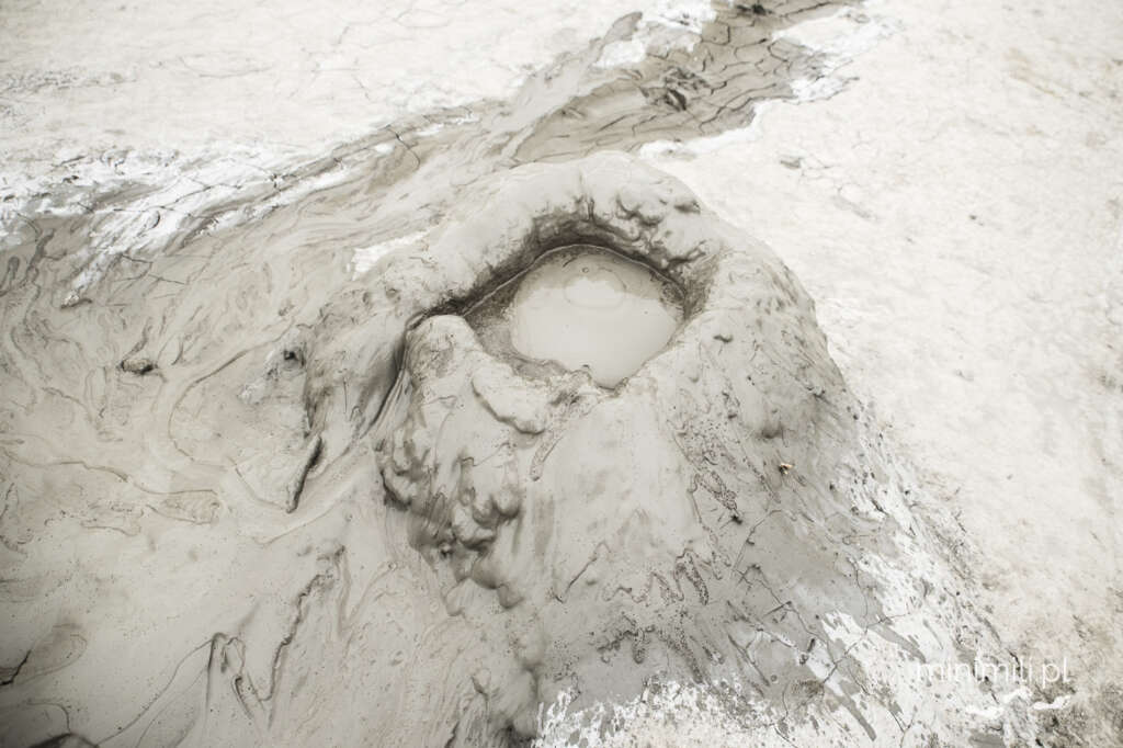 Krater wulkanu błotnego w Rumunii – naturalne zjawisko geologiczne