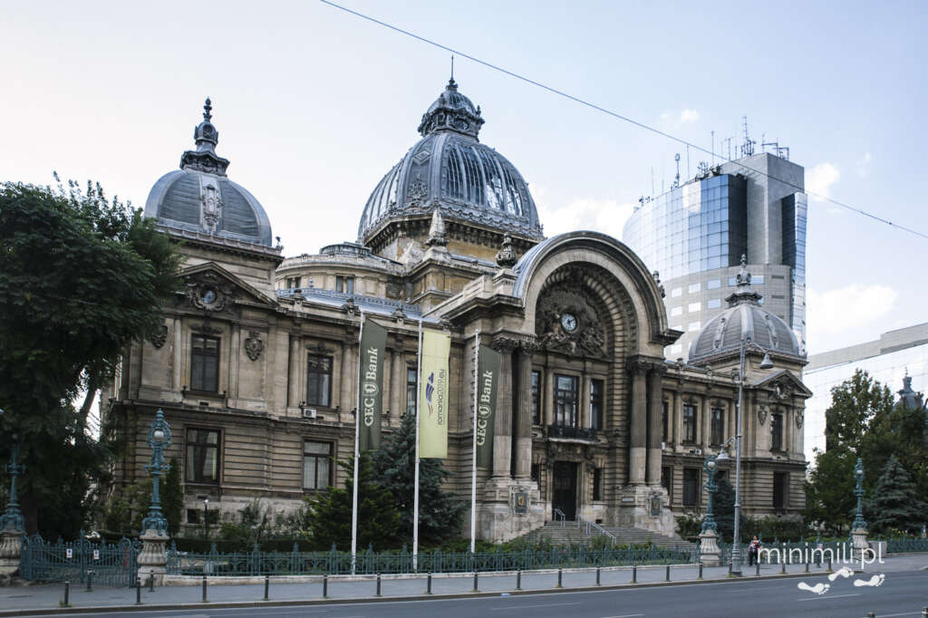 Historyczny budynek CEC Palace przy Calea Victoriei w Bukareszcie