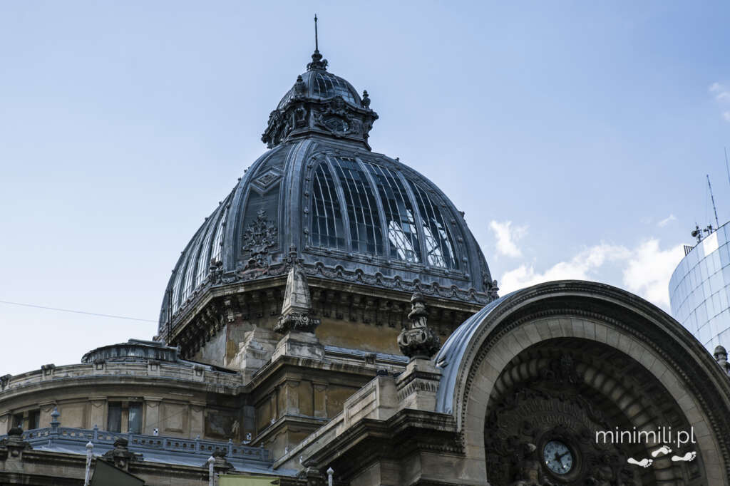 Szczegół architektury kopuły budynku CEC Palace w Bukareszcie