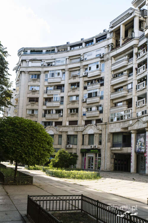 Modernistyczny budynek mieszkalny w centrum Bukaresztu
