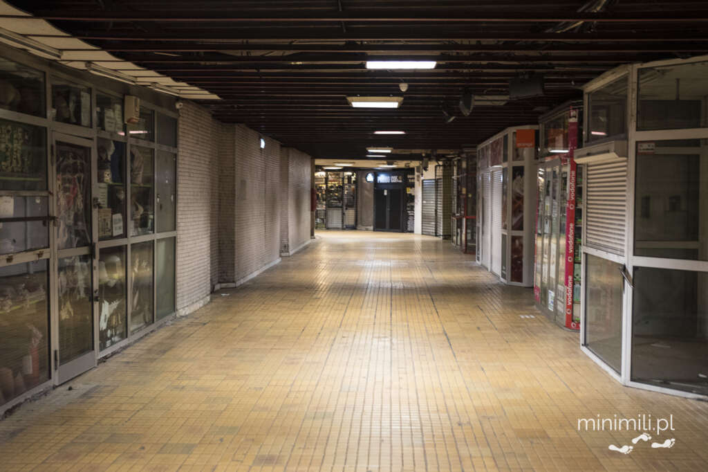 Opuszczony podziemny pasaż handlowy w centrum Bukaresztu