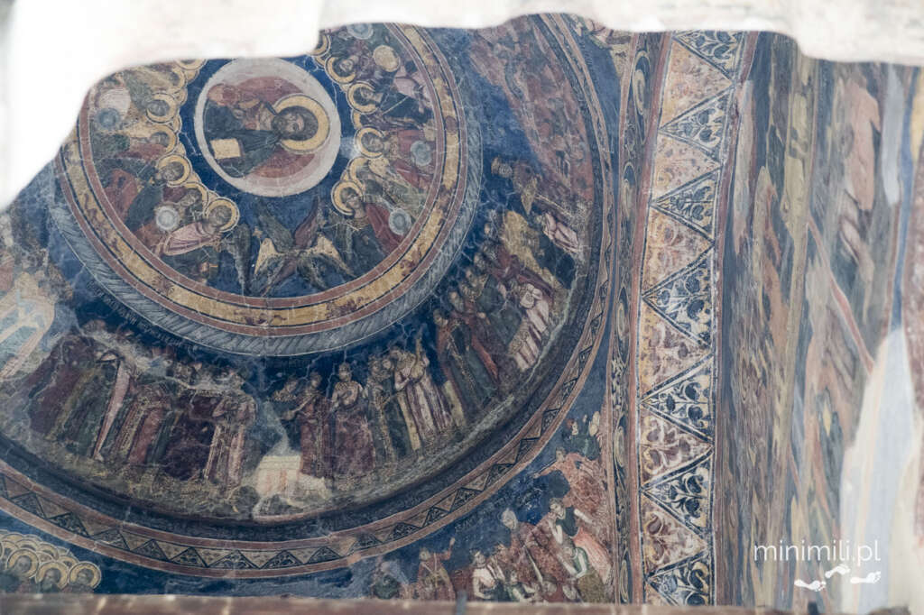 Kolorowe freski religijne na sklepieniu cerkwi w Bukareszcie