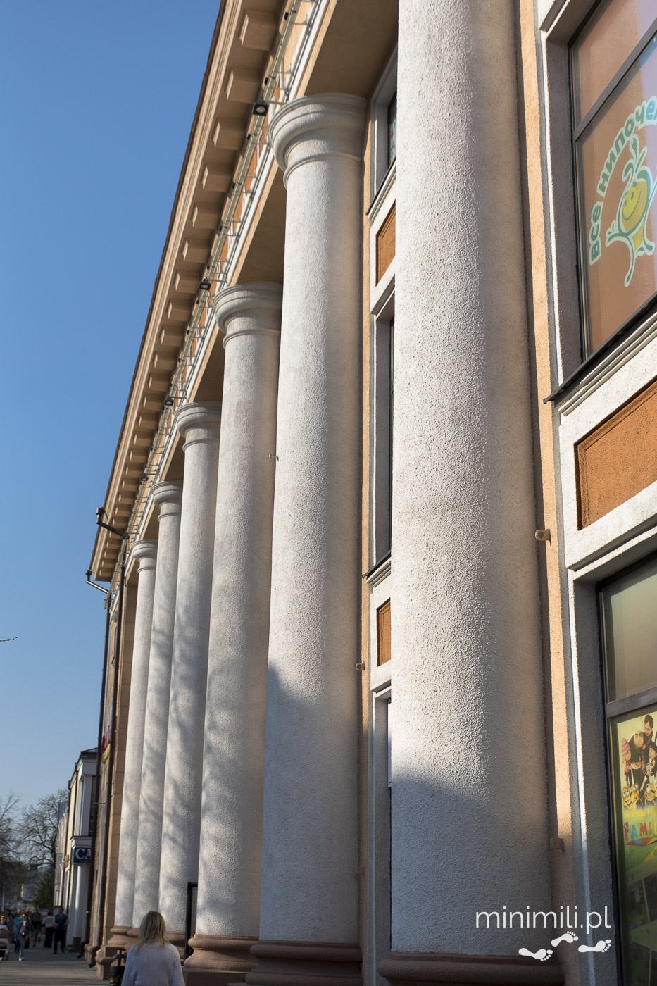 Kolumny budynku w centrum Brześcia w promieniach słońca