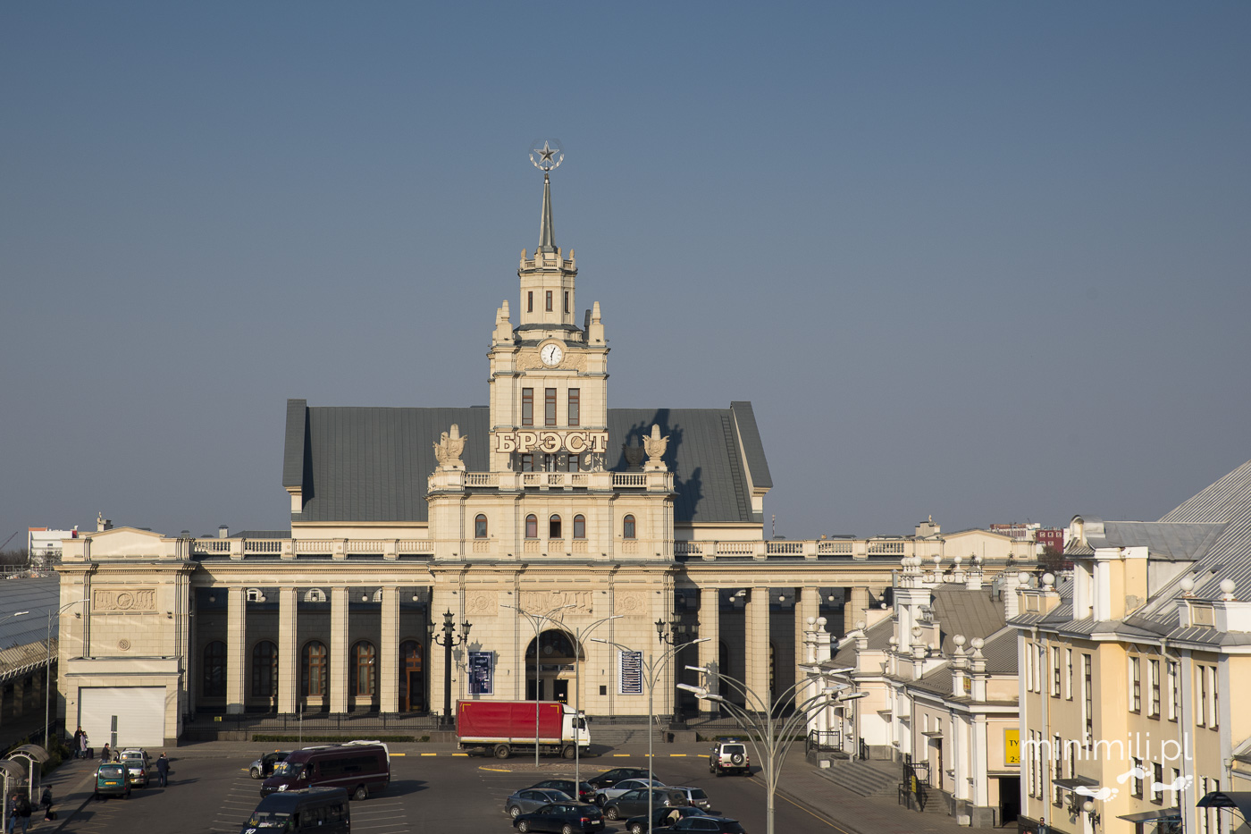 Wejście główne i wieża dworca kolejowego w Brześciu