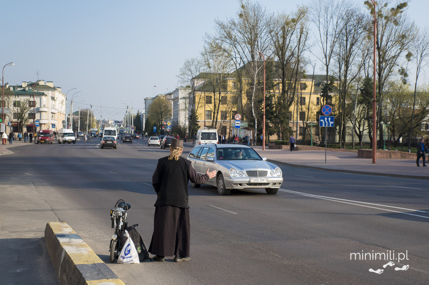 Kobieta przechodząca przez główną ulicę w Brześciu