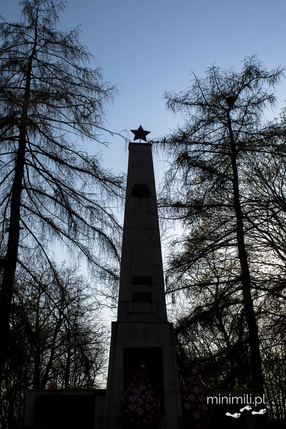 Pomnik z czerwoną gwiazdą w parku w Brześciu