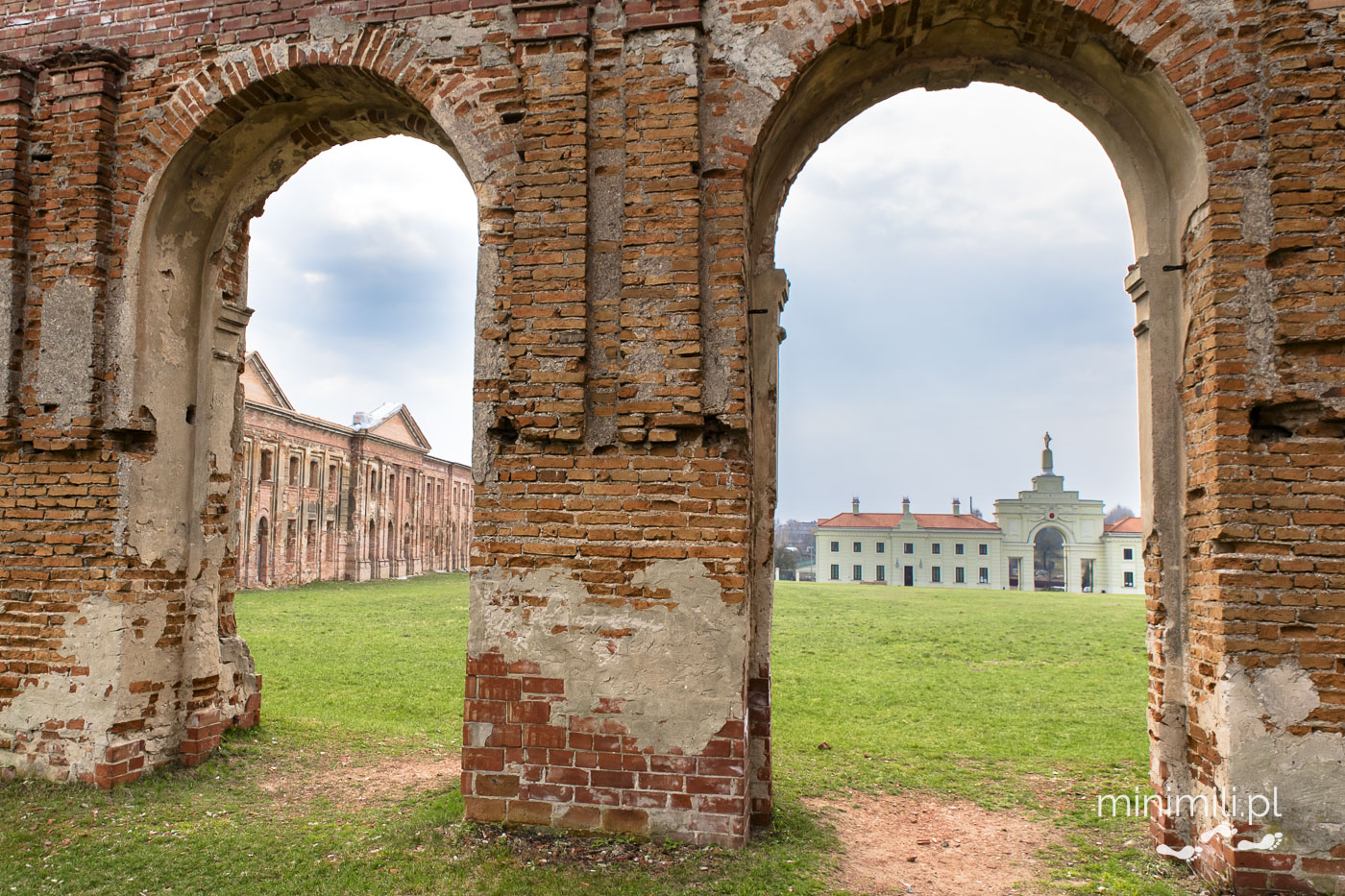 Widok przez łuki ruin na odbudowaną część pałacu Sapiehów