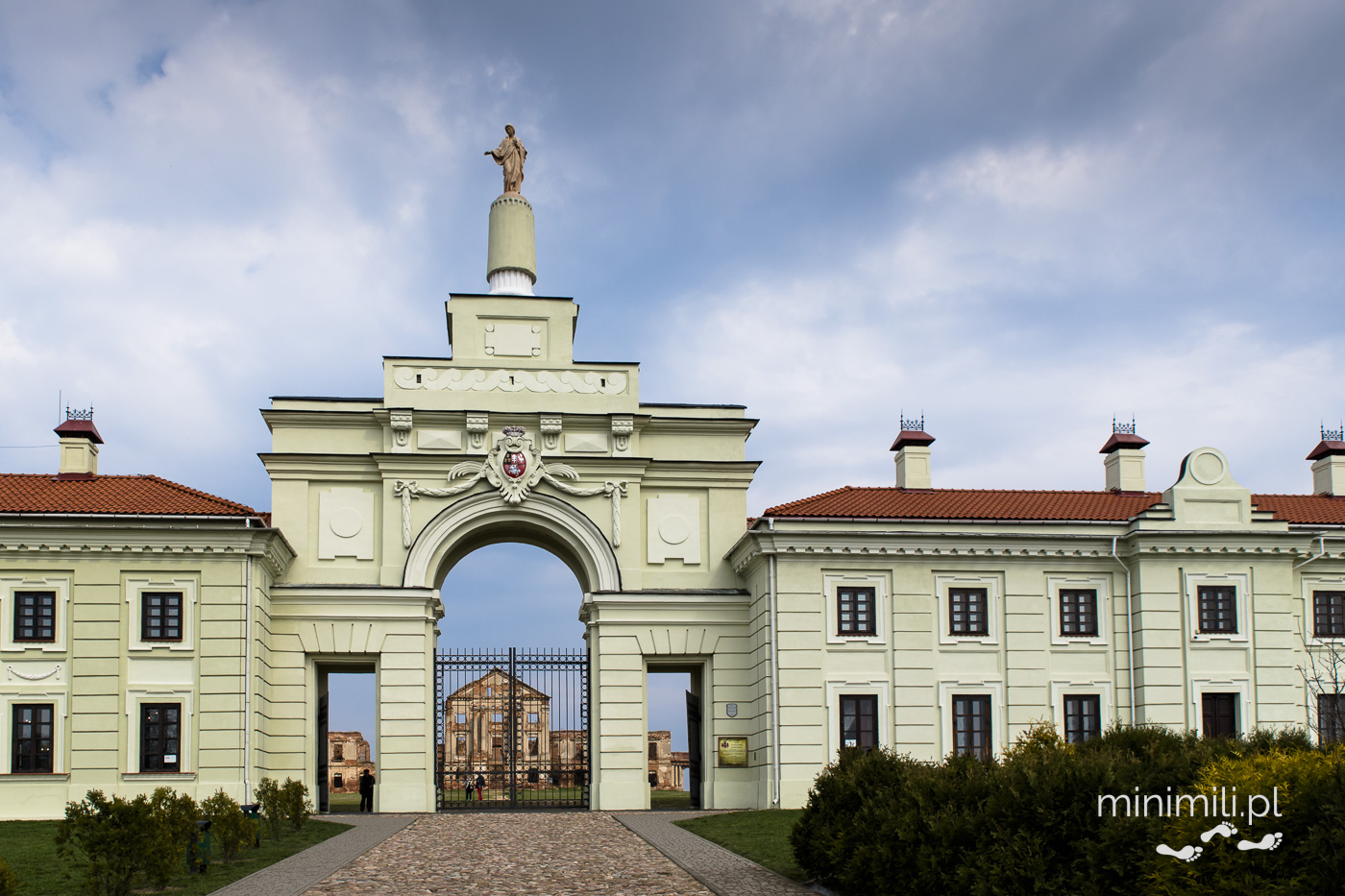 Odbudowana brama wjazdowa do pałacu Sapiehów w Różanie