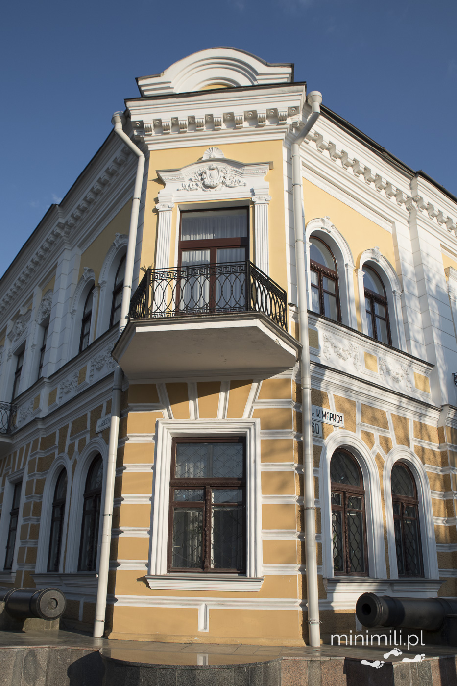 Zabytkowa kamienica z balkonem w centrum Brześcia