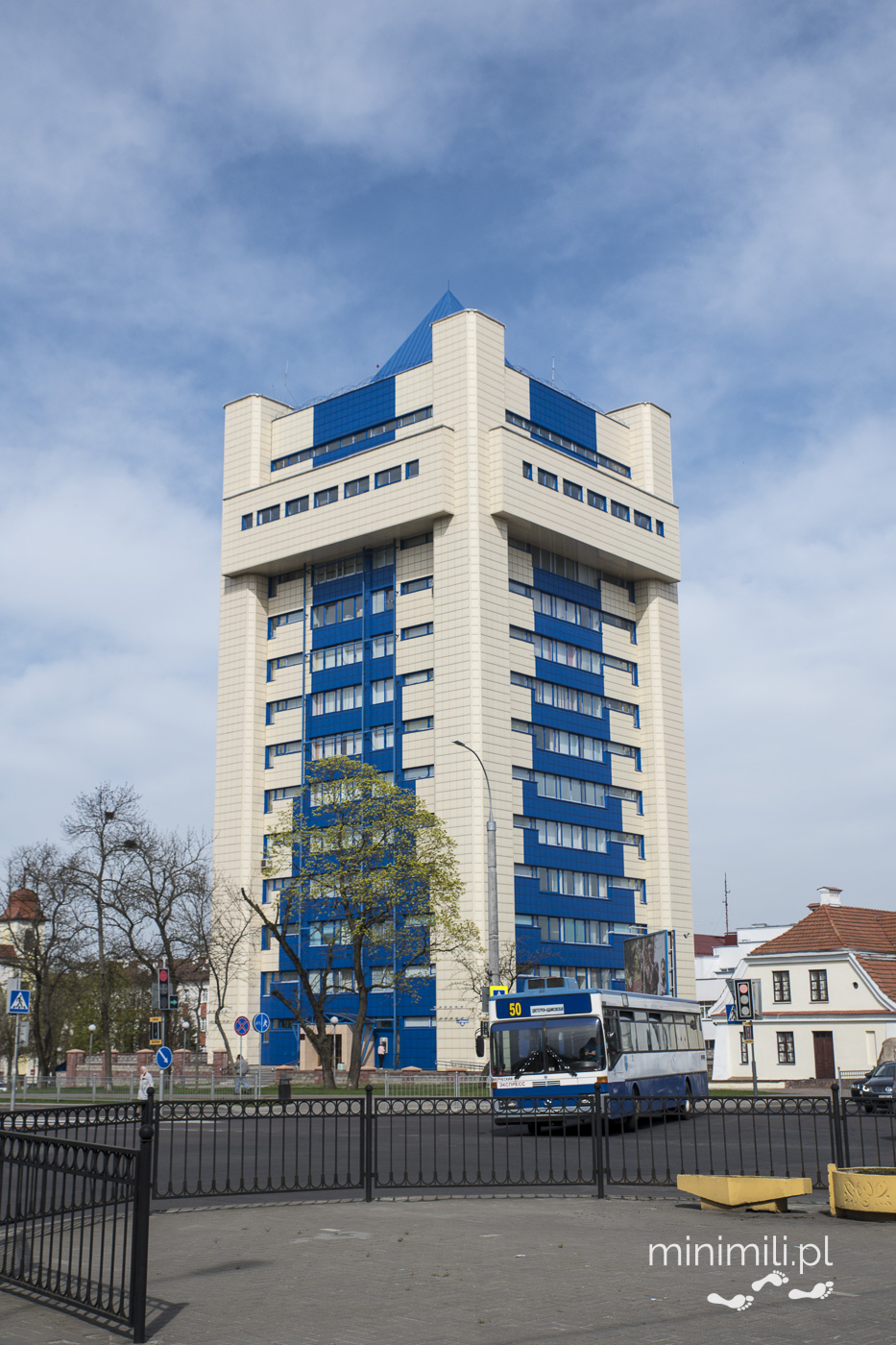 Wysoki budynek o niebiesko-białej fasadzie w centrum Brześcia