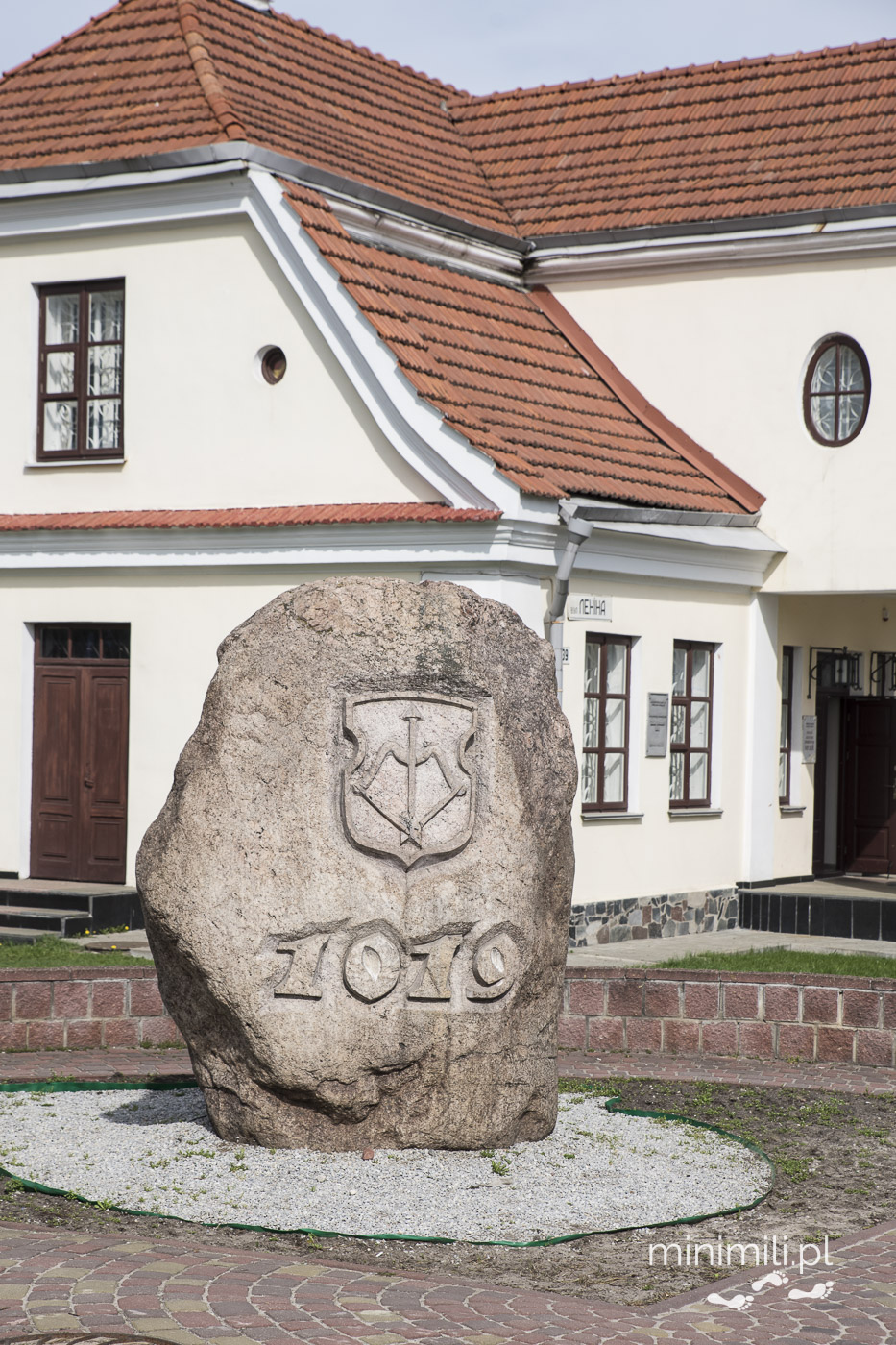 Kamień z herbem miasta i datą 1019 w Brześciu