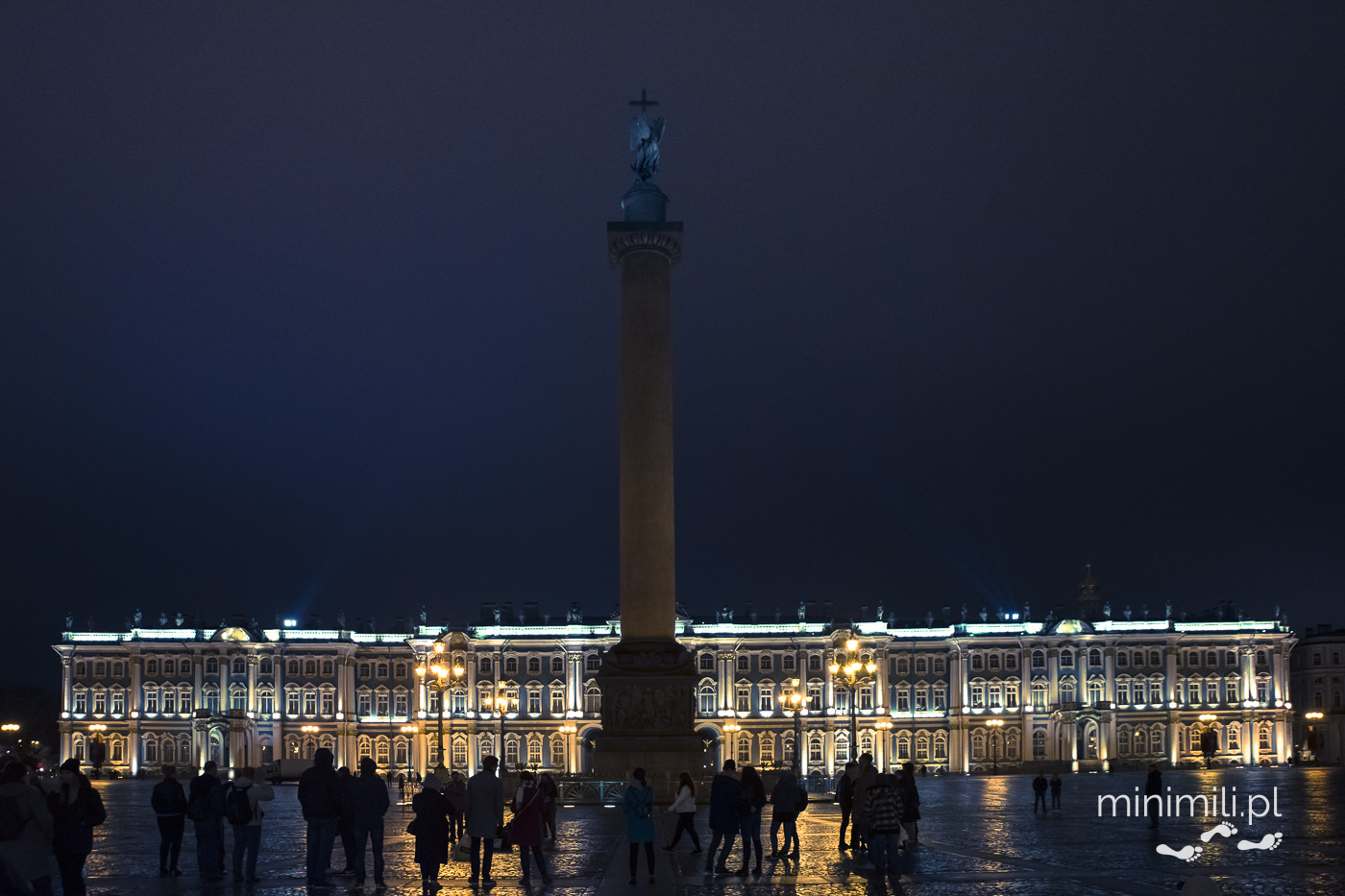 Plac Pałacowy i kolumna Aleksandra oświetlone nocą w Petersburgu