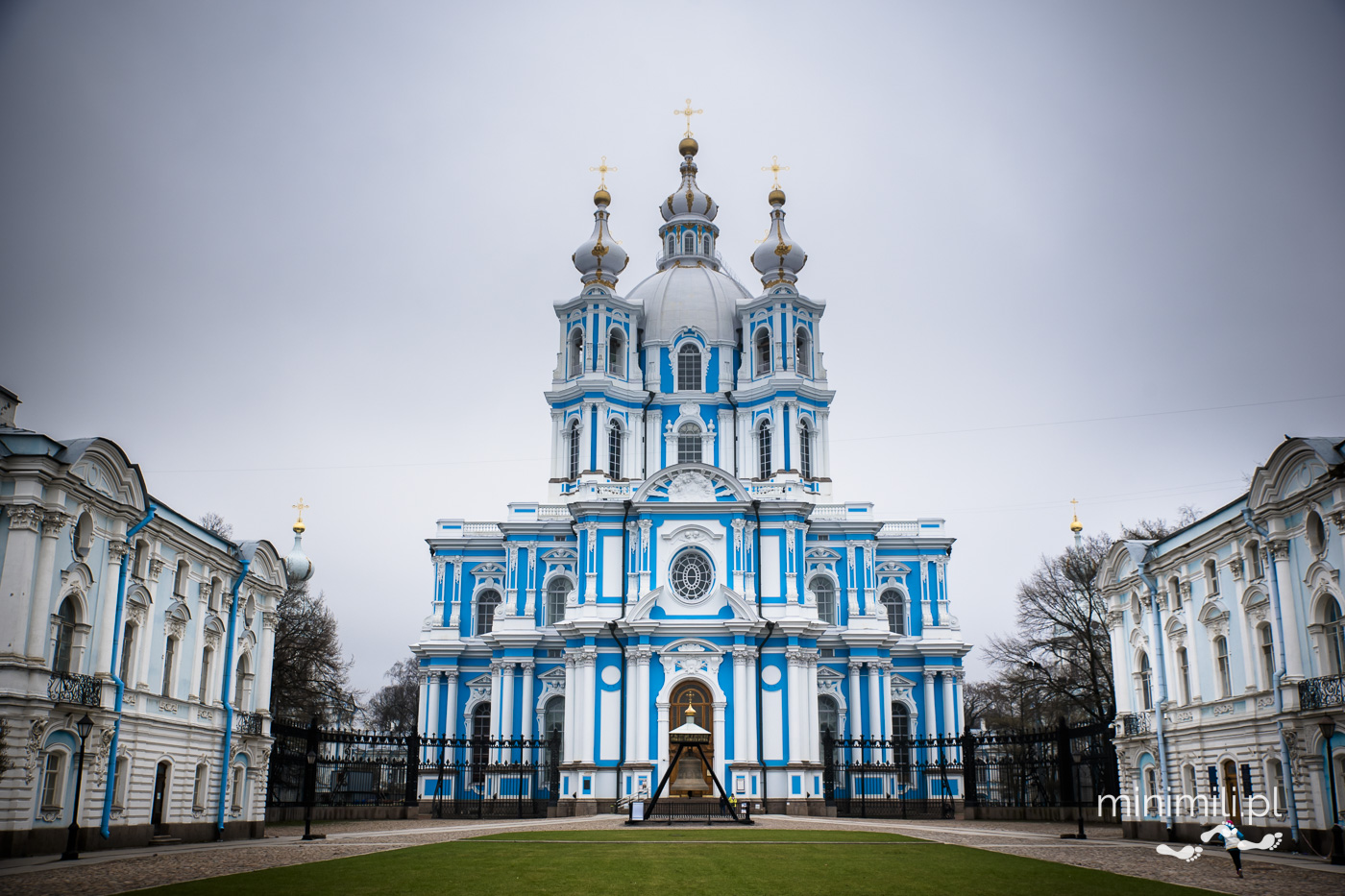 Sobór Smolny w Petersburgu z niebieską elewacją i białymi detalami
