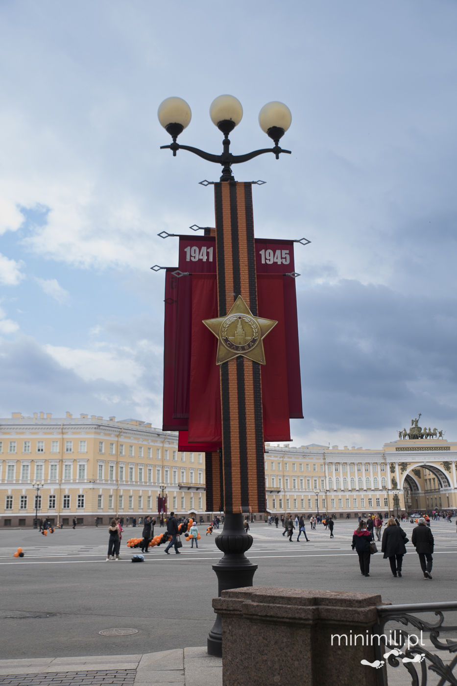 Flagi z symbolami wojennymi na Placu Pałacowym