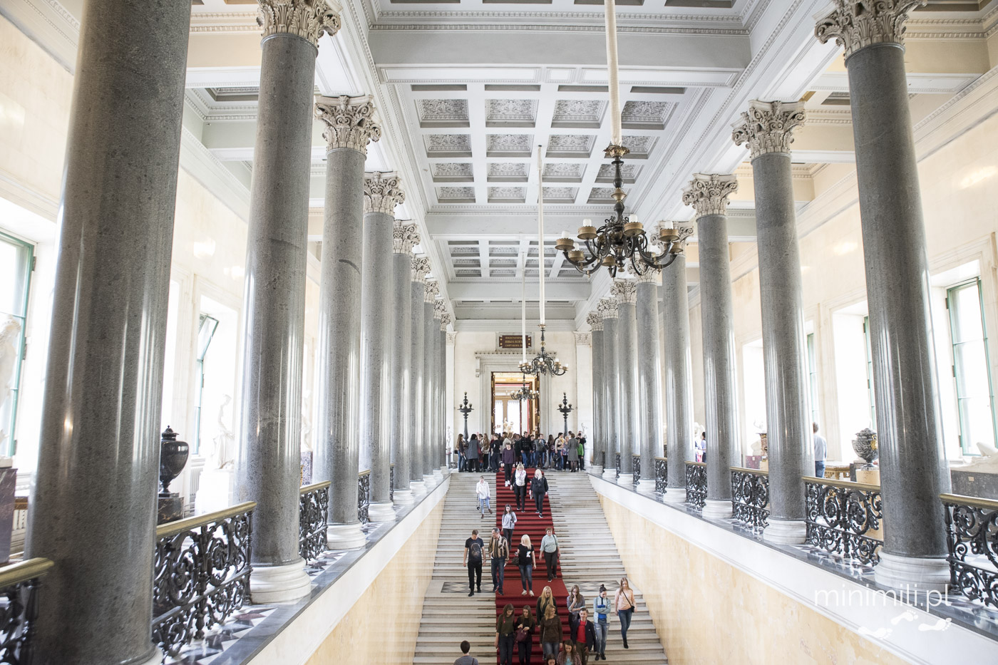 Główna klatka schodowa i kolumny w Muzeum Ermitażu