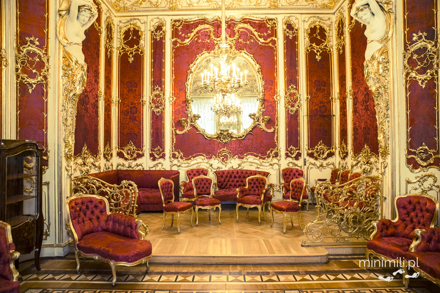 Sala tronowa z czerwonymi ścianami i złotymi zdobieniami w Ermitażu