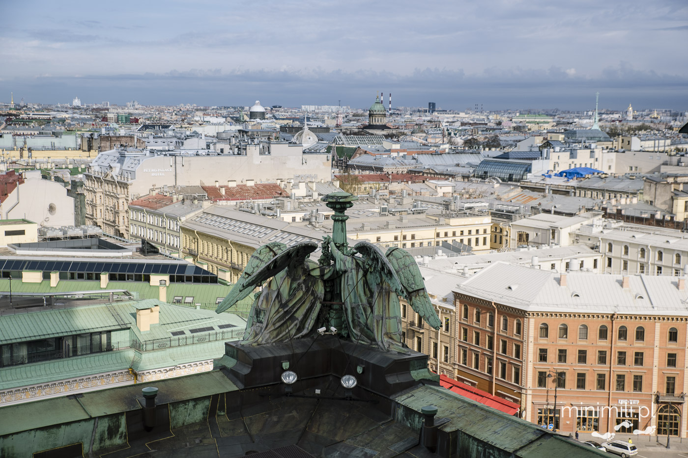 Widok na Petersburg z tarasu Soboru św. Izaaka z rzeźbami aniołów