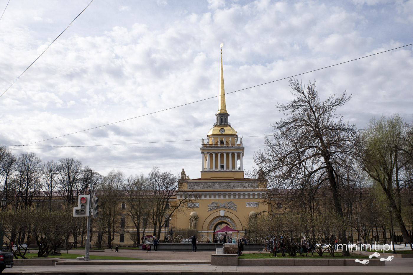 Gmach Admiralicji z wysoką iglicą w Petersburgu