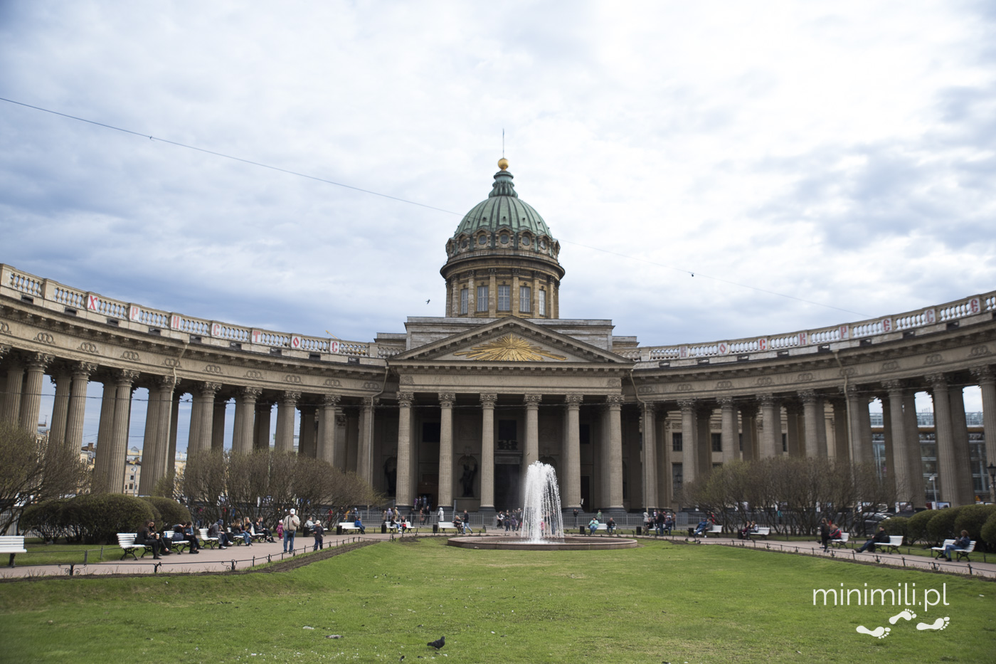 Sobór Kazański z kolumnadą i fontanną na placu