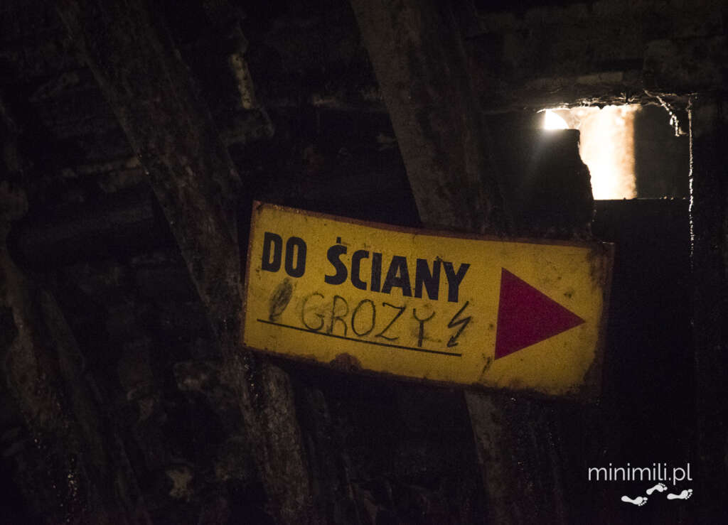 Znak „Do ściany grozy” w podziemiach kopalni Nowa Ruda