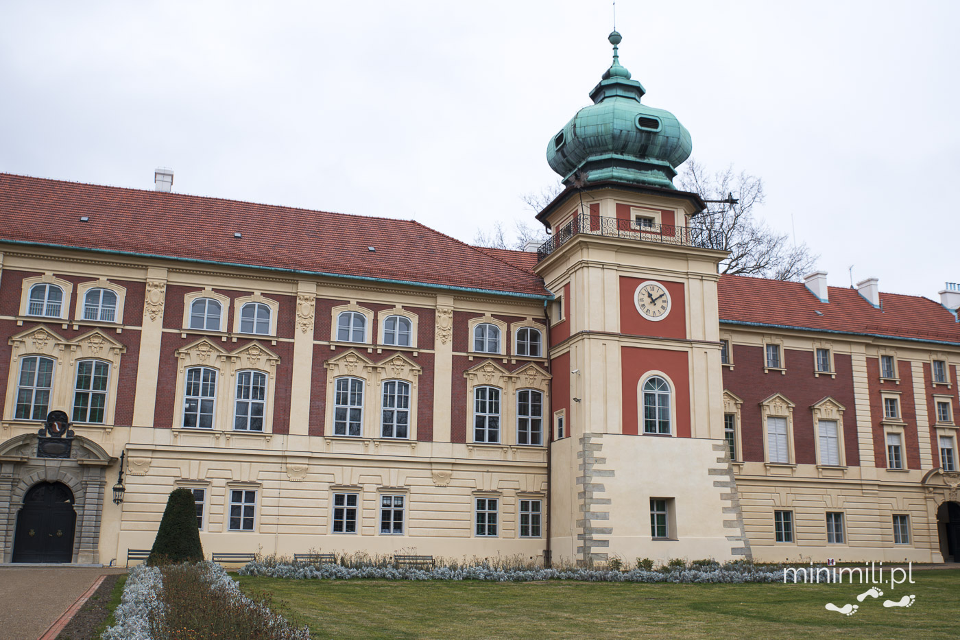 Zamek w Łańcucie – barokowa fasada z wieżą zegarową, muzeum w Łańcucie