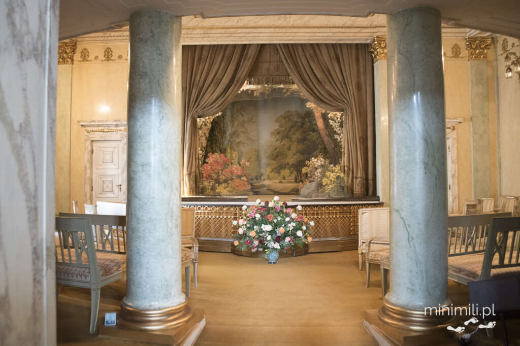 Sala z kolumnami i obrazem pejzażowym w zamku w Łańcucie