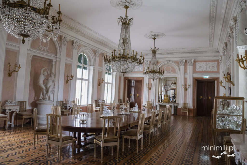 Sala jadalna w zamku w Łańcucie z kryształowymi żyrandolami i stylowymi meblami
