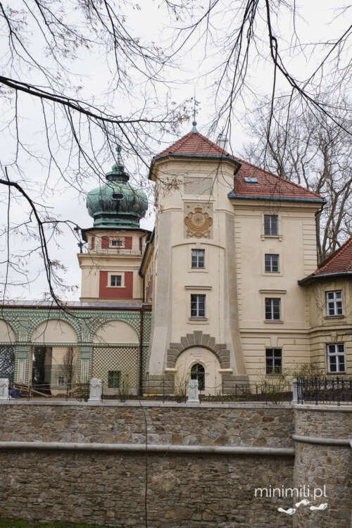 Wieża zamku w Łańcucie i fragment dziedzińca muzeum