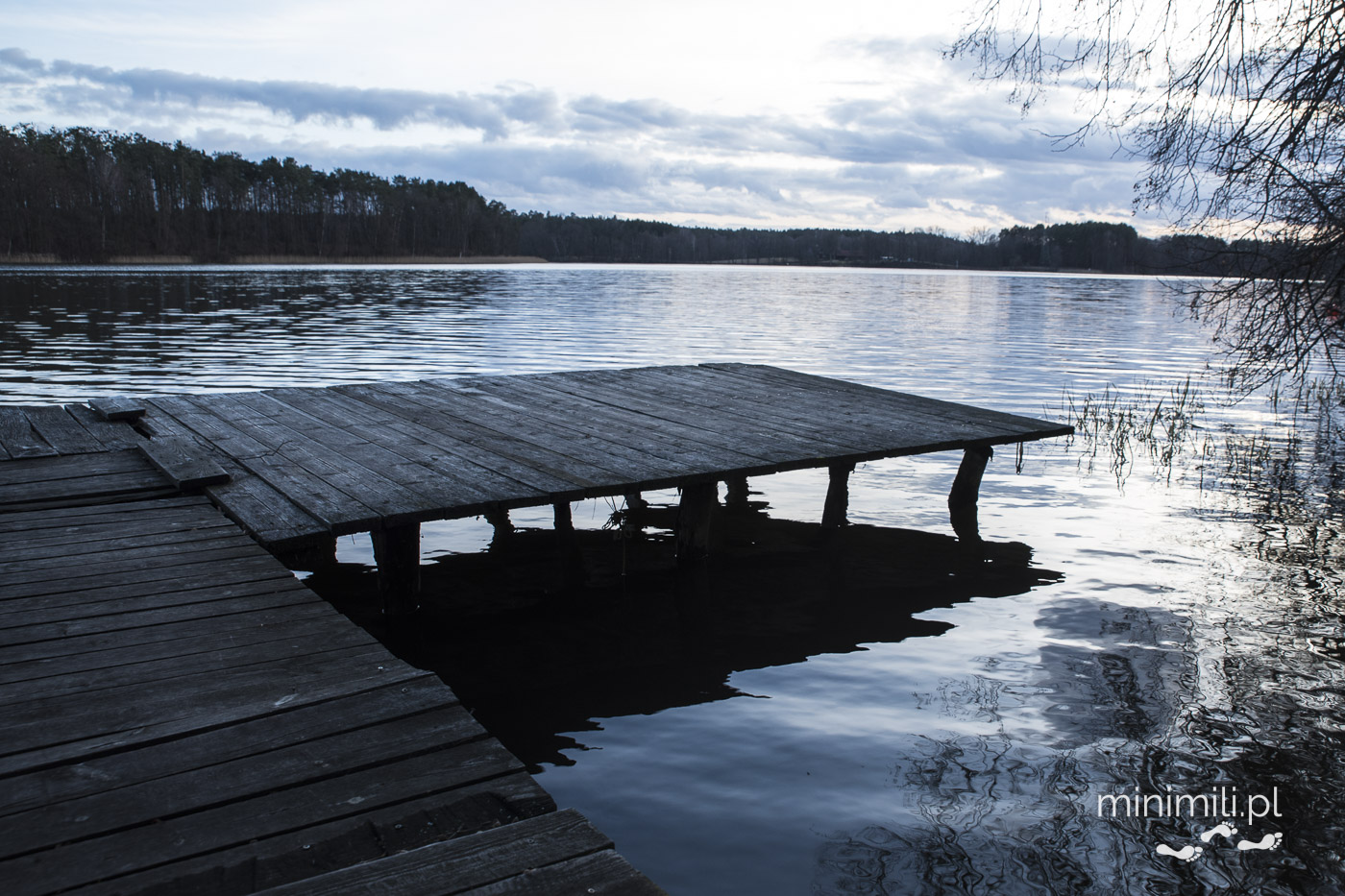 Drewniany pomost nad Jeziorem Nidzkim zimą, Mazury